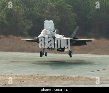 BF-02 pilotiert von Dan Levin Tests senkrechte Landungen auf eine schräge Pad bei Marine Corps Hilfs Landeplatz Bogue, Nord-Carolina, Jan. 17, 2018. Mit der schiefen Ebene Tests, die F-35 Patuxent River integrierten Test Force Team wickelt oben Prüfung der F-35B Kurze Start-/vertikale Landung Umschlag, bringt es einen Schritt näher an die erste operative Test und Bewertung. Stockfoto