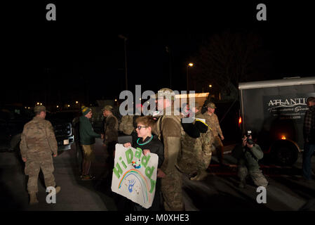 Master Sgt. Michael Johnson, Mitglied der 436th Security Forces Squadron, kehrt nach Hause zurück von der Bereitstellung in den Nahen Osten 21.01.2018, Dover Air Force Base, Del Familie und Freunde in Dover AFB versammelt Home ihre Angehörigen herzlich willkommen. (U.S. Air Force Stockfoto