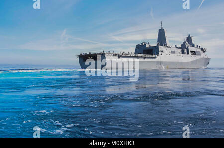 Pazifik (Jan. 21, 2018) Der San Antonio-Klasse amphibious Transport dock USS Anchorage LPD (23) Wie sich herausstellt Steuerbord die NASA-Orion test Artikel, Jan. 21 abzurufen. Anchorage ist unterwegs zur Unterstützung der NASA Orion Raumschiff unterwegs Recovery Test 6 (URT-6). (U.S. Marine Stockfoto