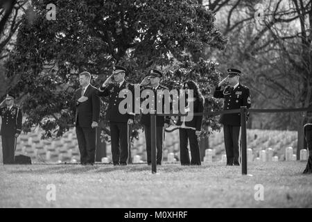 (Von links) unter Sekretär der Armee Ryan McCarthy; stellvertretender Generalstabschef der Armee, General James McConville; Sgt. Maj. der Armee Daniel Dailey, Executive Director der Army National Soldatenfriedhöfe Karen Durham-Aguilera; und Arlington National Friedhof ältere Soldaten Advisor Master Sgt. Todd Parsons; render Ehren während der vollen Ehren Grabstätte Service für die US-Armee Sgt. 1. Klasse Mihail Golin, in Abschnitt 60 von Arlington National Cemetery, Arlington, Virginia, Jan. 22, 2018. Golin, ein 18 B Special Forces Waffen Sergeant 10 Special Forces Group (Airborne) 1. Jan. starb zugeordnet, Stockfoto