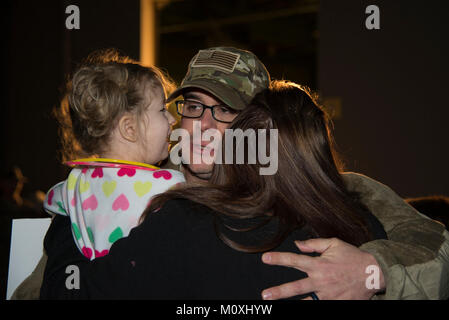 Master Sgt. Michael Johnson, 436Th Security Forces Squadron defender, schließt seine Tochter, Amelia, und Frau, Kelly, nach seiner Rückkehr nach Hause von der Bereitstellung Jan. 21, 2018, in Dover Air Force Base, Del Johnson's Team wurde in den Nahen Osten für sechs Monate bereitgestellt. (U.S. Air Force Stockfoto