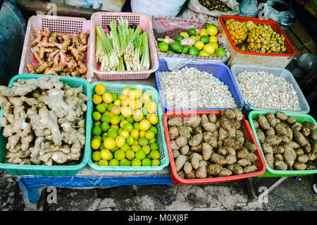 Fülle von Kräutern und Gemüse in einem lokalen indonesischen Markt in Nordsumatra angezeigt Stockfoto