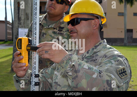 Sgt. Jose Garcia, eine Tischlerei und Mauerwerk Spezialist für die 561St Ingenieur Gesellschaft zugeordnet, 84th Engineer Battalion, 130 Engineer Brigade, 8 Theater Sustainment Command, benutzt einen Laser auf Schofield Baracke, Hawaii, am 23.01.2018. Die Ingenieure arbeiten, den Boden zu bereiten, damit der 25 Infanterie Division 3. Brigade Combat Team Bronco Memorial in der Nähe platziert werden können. (U.S. Armee Stockfoto