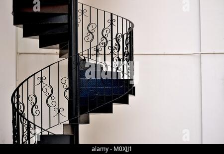 Elegante Metall außen Wendeltreppe an der Seite eines Hauses in Singapur Stockfoto