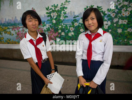 Zwei junge Pioniere Mädchen in der U-Bahn, Pyongan Provinz, Pyongyang, Nordkorea Stockfoto