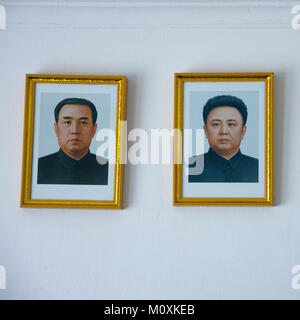 Offizielle Porträts von Kim Il Sung und Kim Jong Il in einem Heim, Süd-pyongan Provinz, Chongsan-ri Kooperative Farm, Nordkorea Stockfoto