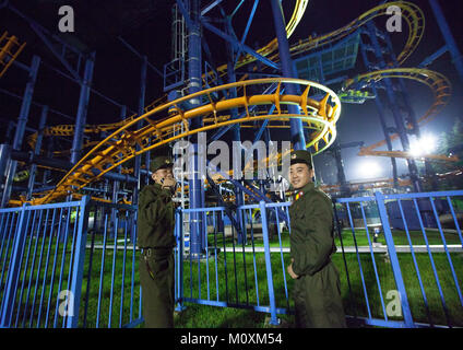 Nordkoreanische Soldaten vor einer Achterbahn in Kaeson Youth Park, Pyongan Provinz, Pyongyang, Nordkorea Stockfoto