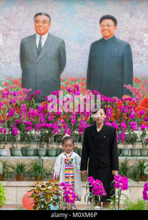 Mutter und Tochter in der internationalen Kimilsungia und Kimjongilia Festival, Pjöngjang District, Pyongyang, Nordkorea posing Stockfoto