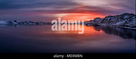 Antenne - Sonnenuntergang über dem See Kleifarvatn, Island. Dieses Bild ist mit einer Drohne erschossen. Stockfoto