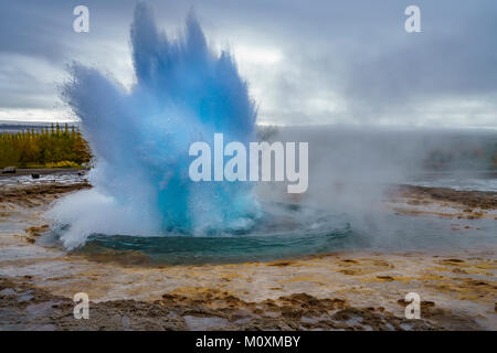 Strokkur Geysir ausbrechen, Island Stockfoto