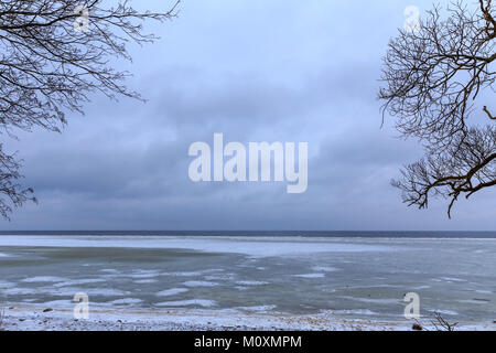 Landschaft Landschaft der Ostseeküste im Winter mit schönen Wolken und blauer Himmel an einem sonnigen Tag, Wasser und Steine, bedeckt mit Schnee und Eis. Stockfoto