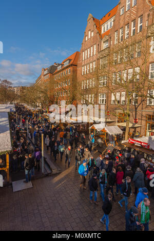 Blick entlang der Schlachte, die Weser Riverside, mit dem traditionellen Weihnachtsmarkt, Bremen, Deutschland, Europa Stockfoto