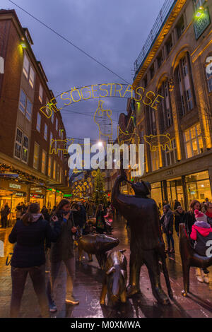 Shopping in der Soegestrasse, Soege Street, an Weihnachten, Bremen, Deutschland, Europa Stockfoto