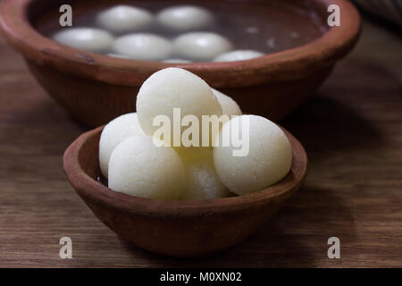 Bild von Bengali schwammig rasgulla eingetaucht in süßen Sirup Stockfoto