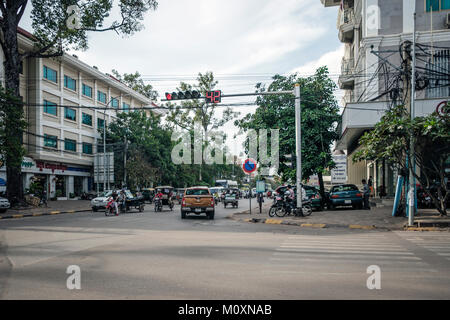 Ampel an der Kreuzung, Siem Reap, Kambodscha. Stockfoto