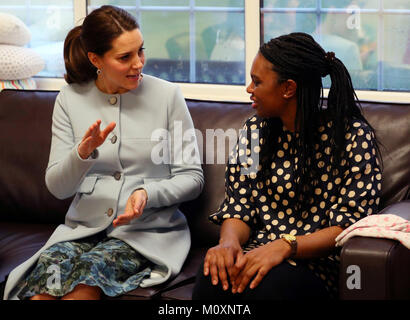 Die Herzogin von Cambridge spricht mit Reem, einem Patienten, bei einem Besuch der Perinatalen Service in der Mutter und Kind in Bethlem Royal Hospital, South London. Stockfoto