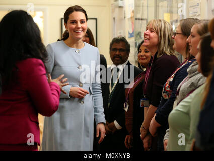 Die Herzogin von Cambridge spricht von Mitarbeitern bei einem Besuch in der perinatalen Service in der Mutter und Kind in Bethlem Royal Hospital, South London. Stockfoto