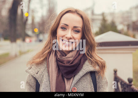 Portrait von charmante elegante Dame an Kamera lächeln im Winter Stadt posieren. Stockfoto