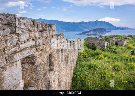Die Ruinen der Festung aus dem 19. Jahrhundert österreichische Mogren Budva in der Stadt an der Adria Küste in Montenegro. Sveti Nikola Insel im Hintergrund Stockfoto