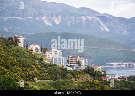 Apartment Häuser an einem Berghang in Budva Stadt an der Adria Küste in Montenegro Stockfoto