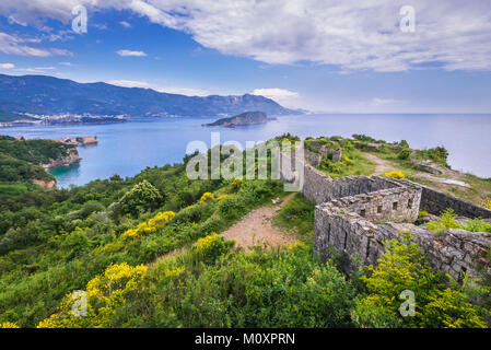 Die Ruinen der Festung aus dem 19. Jahrhundert österreichische Mogren Budva in der Stadt an der Adria Küste in Montenegro. Luftbild mit Insel Sveti Nikola Stockfoto