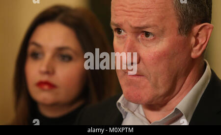 Sinn Feins Elisa McCallion und Conor Murphy in Stormont Parlament Gebäude in Belfast am Tag der Wiederaufnahme der Gespräche auf die nordirische Exekutive zu speichern. Stockfoto