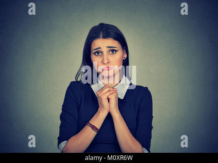 Junge formale Frau suchen Schuldig an Kamera betteln zu vergeben. Stockfoto