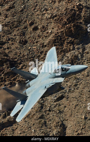 Unmarkierte F-15 E Strike Eagle, Jet Fighter Bomber, Fliegen bei hoher Geschwindigkeit und niedrigen Niveau durch Rainbow Canyon, Kalifornien. Stockfoto