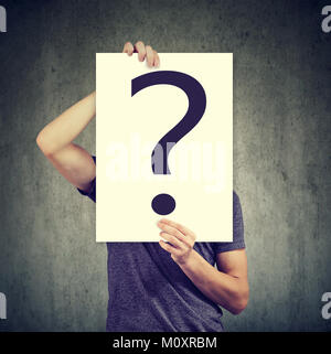 Casual anonyme Menschen, die mit Papier mit Fragezeichen. Stockfoto