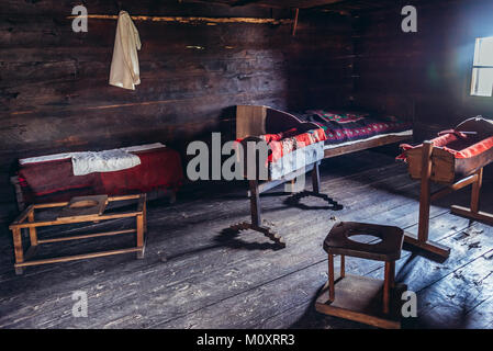 Innerhalb der traditionellen Cottage in der ethnographischen Heritage Park Old Village Museum im Dorf Sirogojno, Zlatibor Region, Serbien Stockfoto