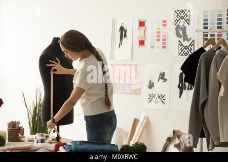 Maßgeschneiderte Messungen mit Maßband in Fashion Design Stockfoto