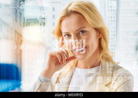 Nahaufnahme der lächelnden Manager ihren Kopf mit den Fingern berühren. Stockfoto