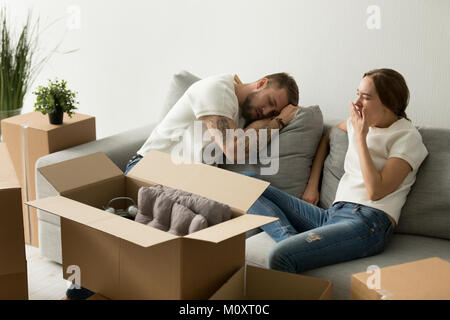 Junges Paar müde nach umzugskartons Umzug in out Stockfoto