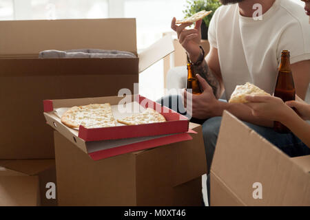 Paar essen Käse pizza Bier trinken Feiern beweglicher Tag, Stockfoto