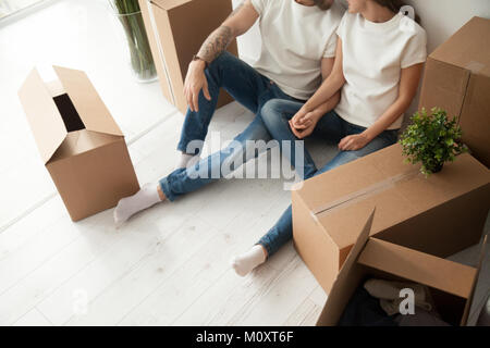 Nahaufnahme von glücklichen Paare sitzen auf dem Boden mit Boxen Stockfoto