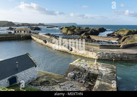 Diese ballintoy Hafen an der Küste von Antrim in Nordirland befindet. Es ist ein altes Fischerboot Hafen, der als Filmkulisse verwendet wurde Stockfoto