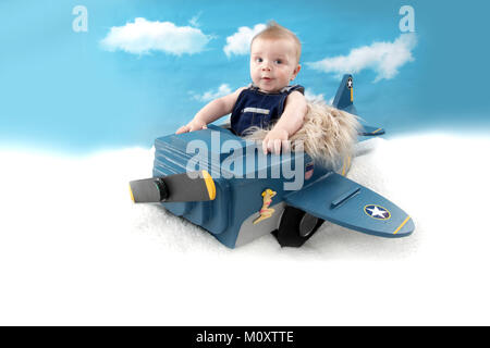 5 Monate alten Jungen in Spielzeug Flugzeuge, Rolle spielen Pilot Stockfoto