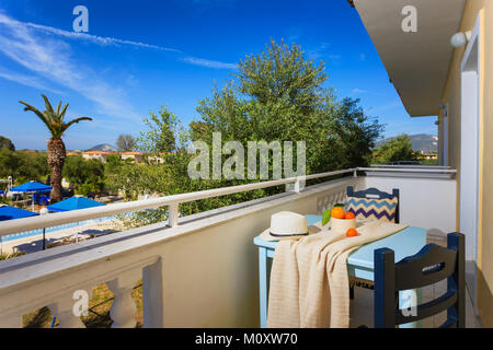 Dekorierten Tisch in einem Balkon einer Wohnung Stockfoto