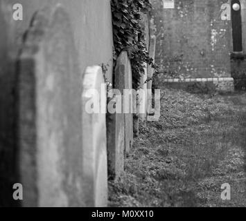 Grabsteine gegen die Kirche an der Wand lehnend, Dorset Stockfoto