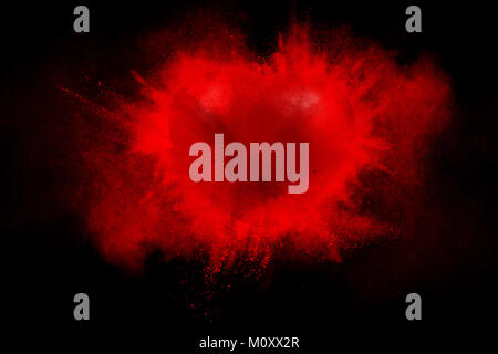 Explodierende rotes Herz auf schwarzem Hintergrund Stockfoto