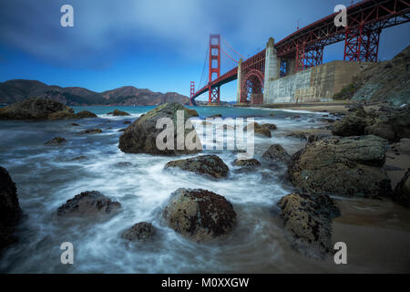 Golden Gate Bridge gesehen von Baker Beach, San Francisco. Stockfoto