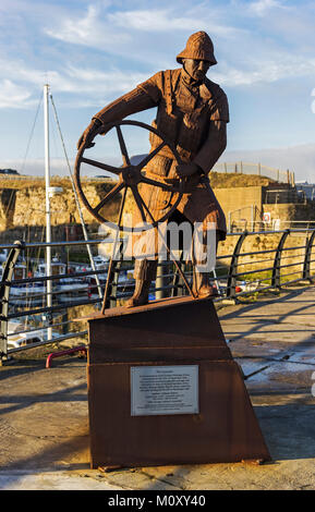 Der Steuermann Statue in Seaham Harbour, County Durham im Tribut an die Mitglieder von Seaham Rettungsboot Station, einschließlich derer, die ihr Leben geopfert haben. Stockfoto