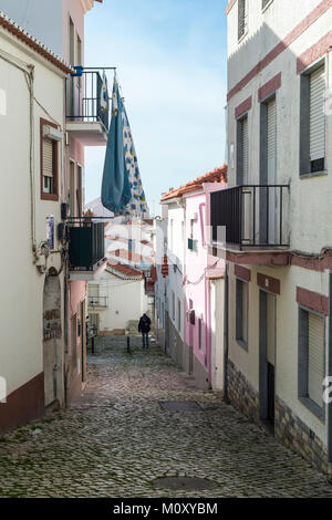 Typischen schmalen Straße mit Kopfsteinpflaster in Nazare, Portugal. Stockfoto