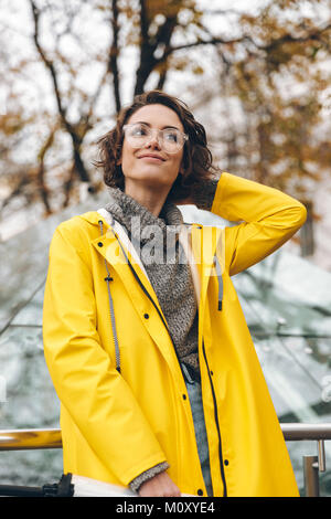 Wunderschöne Frau mit schönen lockigen Haar zu Fuß durch die Innenstadt am Wochenende, die Lust und die Zeit allein Stockfoto