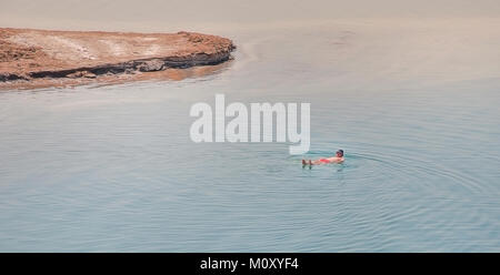 Mann schwebend im Wasser des Toten Meeres in Jordanien Stockfoto