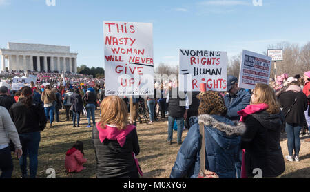 Die Demonstranten, Böse Frauen schildern; Rallye am Lincoln Memorial, Frauen 2018 März und aus der Abstimmung Rallye. Jan. 20. Kundgebung gegen Trump Politik. Stockfoto