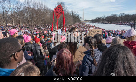 Wir kämpfen zurück Schild über Menge Futter Reflecting Pool, Lincoln Memorial, Jan. 2018 März der Frauen und Wähler Rallye. Washington Monument im Hintergrund. Stockfoto