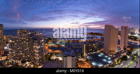 Panorama der Waikiki Nacht Himmel bei Sonnenuntergang einschließlich der Ala Wai Small Boat Harbour, Magic Island, Prince Hotel Waikiki, Honolulu, Ilikai Hotel Stockfoto