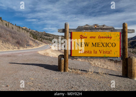 Chama, New Mexico - ein Zweisprachiges Schild auf der Autobahn 17 in der Nähe von Cumbres Pass in den San Juan Mountains erzählt Reisende Sie verlassen New Mexico. Die Straße c Stockfoto