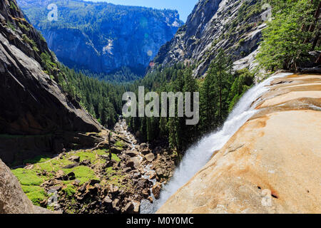 Luftbild von der Oberseite des oberen Yosemite Fall Yosemite National Park, Kalifornien Stockfoto